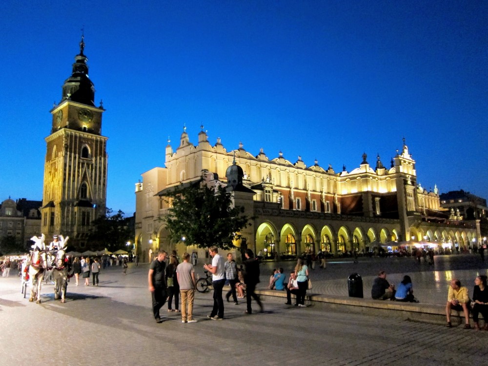 Krakow Sukiennice cloth hall at night