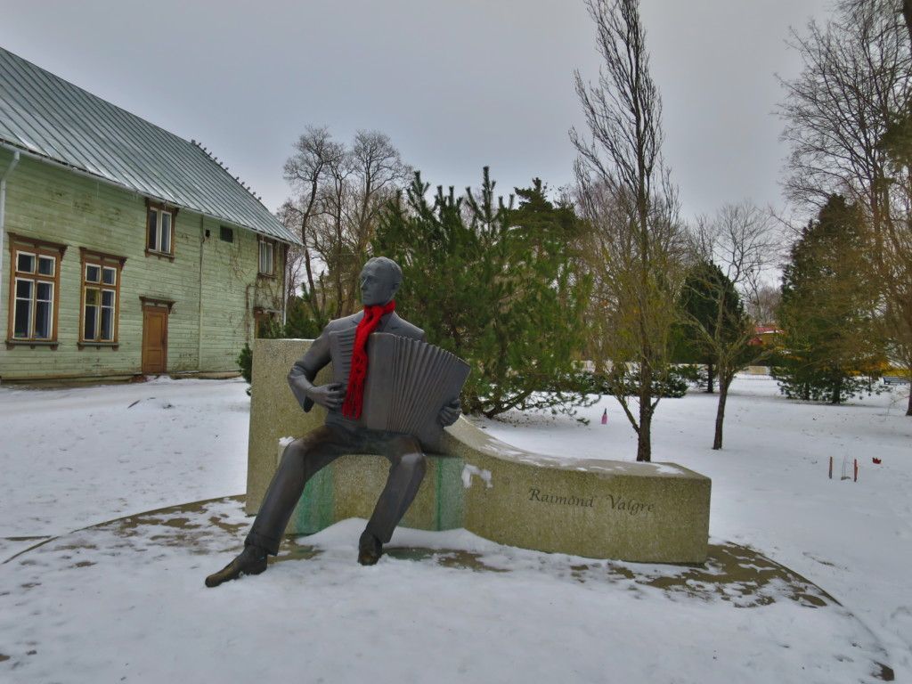 Raimond Valgre statue in Pärnu 