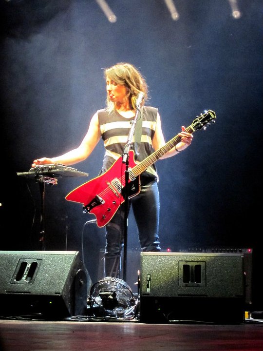 Nixey was just the opening act for Scottish singer KT Tunstall. That guitar is a Gretsch "Billy-Bo" Jupiter Thunderbird.