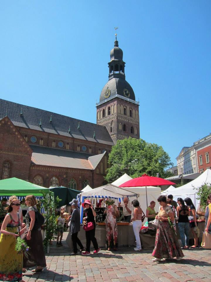 Ligo market in Doms Laukums